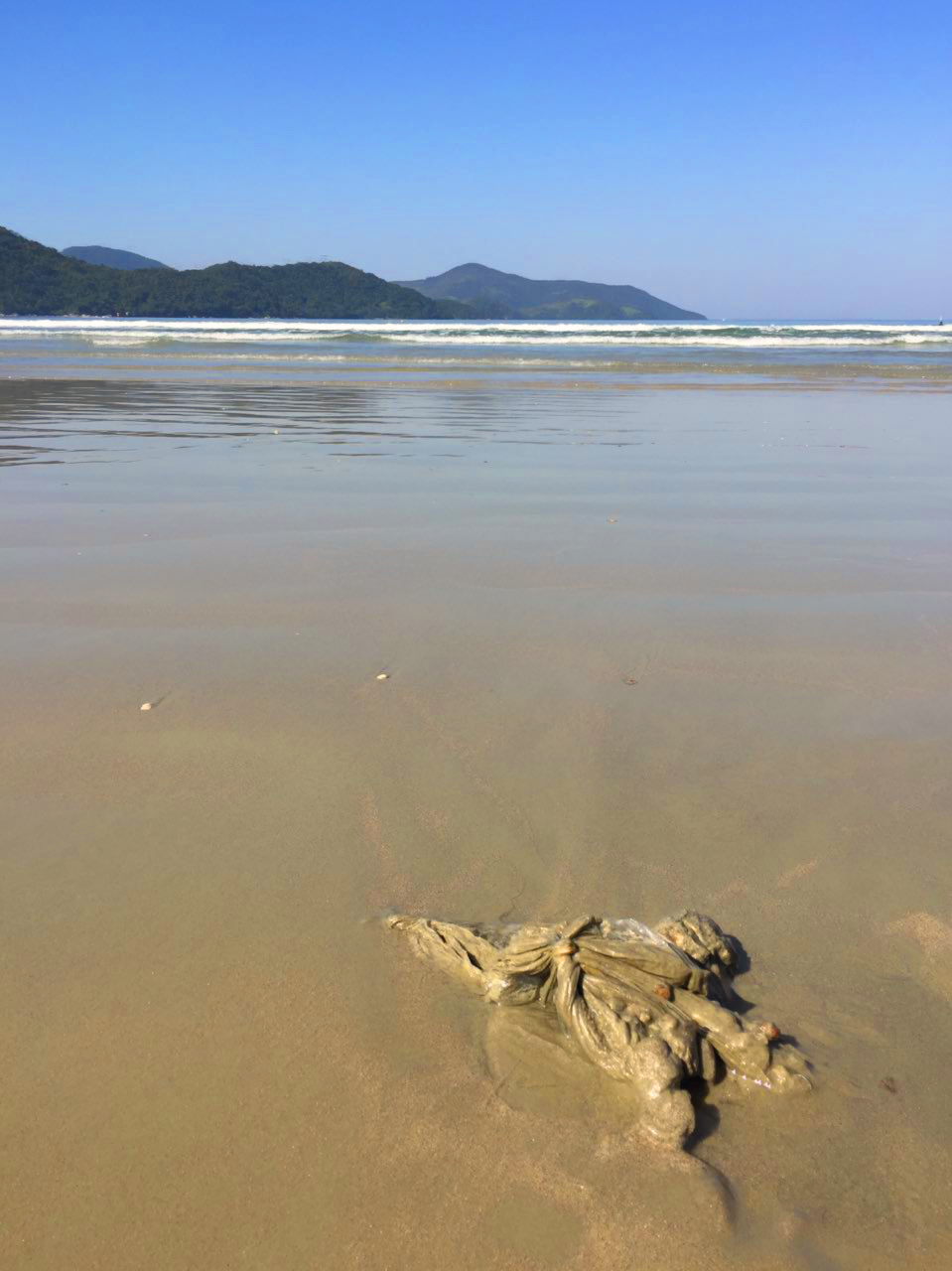 Resíduos de plástico na areia